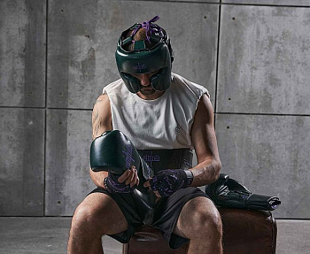 C162 Шлем боксерский Clinch Undefeated темно-зеленый